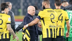 Ο Μάρκο Νίκολιτς και ο Αρόλντ Μουκουντί μετά το τέλος του αγώνα της ΑΕΚ