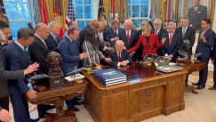 Αυτό το βίντεο δεν είναι AI: Πάστορες προσεύχονται γύρω από τον Τραμπ στον Λευκό Οίκο