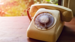 Αναλογική επικοινωνία: Γιατί οι γονείς επαναφέρουν τα σταθερά τηλέφωνα στην εποχή των smartphones