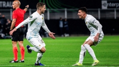 Ο Πήλιος πανηγυρίζει με τον Βάργκα το γκολ στο Τσέλιε