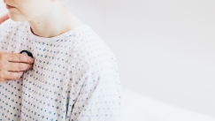 Υπέφερε από λοιμώξεις για 16 χρόνια και οι γιατροί βρήκαν παιχνίδι στον πνεύμονα μετά από 40 χρόνια