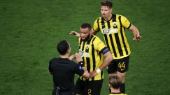 Ο διαιτητής Πολυχρόνης με τους παίκτες της ΑΕΚ