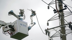 Ρομπότ ηλεκτρολόγος στην Κίνα: Επισκεύασε επιτυχώς γραμμή ρεύματος 10kV (vid)