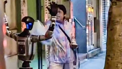 Κίνα: Ρομπότ «συνελήφθη» για παρενόχληση ηλικιωμένης!