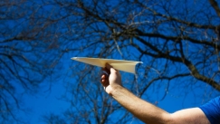 Ρεκόρ Γκίνες: Κινέζοι έφηβοι πέτυχαν τη μεγαλύτερη πτήση με χάρτινο αεροπλανάκι στην ιστορία (vid)