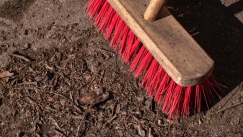 Γιατί «δεν κάνει» να σκουπίζεις τη Μεγάλη Εβδομάδα: Οι δοξασίες των Καθολικών και τι ισχύει στην Ελλάδα