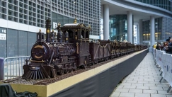 Μεγαλύτερο από ολυμπιακή πισίνα: Σοκολατοποιός έφτιαξε τρένο 55 μέτρων από σοκολάτα (vid) 