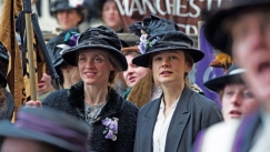 Γιατί η μωβ κορδέλα είναι το σύμβολο της Παγκόσμιας Ημέρας της Γυναίκας