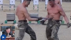 Βορειοκορεάτες στρατιώτες σπάνε τούβλα με τα κεφάλια τους υπό το βλέμμα ικανοποίησης του Κιμ Γιονγκ Ουν (vid)