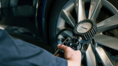 Πώς να ρυθμίσεις σωστά την πίεση των ελαστικών του αυτοκινήτου σου