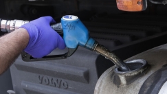 Πανικός σε βενζινάδικο στη Γαλλία: Πουλούσαν βενζίνη με 0,01 ευρώ το λίτρο - Έτρεχαν με μπιτόνια οι οδηγοί (vid)