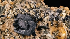 Ο πόλεμος των μετάλλων: Η πρώτη ύλη που η τιμή της έχει εκτοξευθεί μετά τον πόλεμο στη Μέση Ανατολή κατά 520%