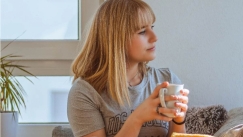 Solo Date: Γιατί μας «κριντζάρει» η ιδέα του να βγούμε έξω μόνοι μας και πώς να το ξεπεράσουμε