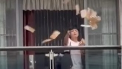 Κίνα: Γυναίκα πέταξε περίπου 160.000 δολάρια από το μπαλκόνι μετά από τσακωμό με τον σύζυγό της