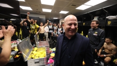 Το πάρτι στα αποδυτήρια της ΑΕΚ