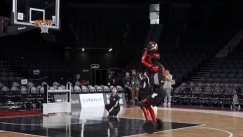 Ρομπότ με ύψος 2.19... διδάσκει μπάσκετ και κλέβει την παράσταση μέσω AI