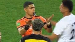 Παίκτης πανηγύρισε το γκολ με φιλί στον διαιτητή στην Αίγυπτο