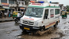 Το θαύμα της λακκούβας: 50χρονη συνήλθε καθ' οδόν για την κηδεία της μετά από δυνατό τράνταγμα του ασθενοφόρου