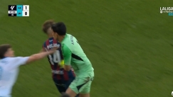 Χαμός στην Ισπανία: Τερματοφύλακας ξάπλωσε αντίπαλο με απίστευτη μπουνιά!