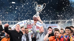 Οι πανευτυχείς Μπούσης και Κόντης με το τρόπαιο στα χέρια