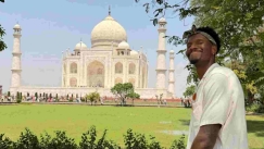 Ο Νάιτζελ Χέιζ-Ντέιβις στο εμβληματικό Ταζ Μαχάλ
