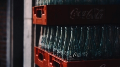 Γιατί εμφανίστηκαν ξανά τα κίτρινα καπάκια στην Coca Cola: Ποιος ο συμβολισμός τους