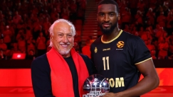 Ο Ντιάλο παρέλαβε το βραβείο του καλύτερου αμυντικού