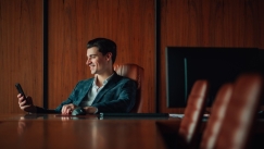 Μια σκληρή καρέκλα, μια αγκαλιά κι ένας κρύος καφές: Ετσι αλλάζουν τη διάθεσή μας