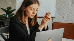 People-pleasing στο χώρο εργασίας: Πώς σε κρατάει πίσω