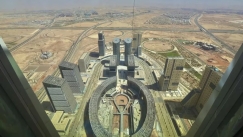 Μια πόλη από το μέλλον στην έρημο: Η Αίγυπτος χτίζει τη νέα της πρωτεύουσα με τον ψηλότερο ουρανοξύστη της Αφρικής (vid)