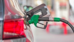 Ισπανίδα υπάλληλος βενζινάδικου βάζει τέλος στις φήμες: «Οι αντλίες δεν πειράζονται» (vid)