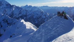 Έβερεστ: Τεράστιο κομμάτι παγετώνα μπλοκάρει την κύρια διαδρομή αναρρίχησης στην περίοδο αιχμής