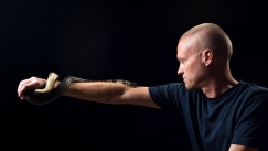 Άφηνε δηλητηριώδη φίδια να τον δαγκώνουν για 20 χρόνια: Σήμερα το αίμα του μπορεί να σώσει χιλιάδες ζωές