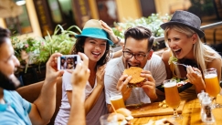 Πώς οι influencers «σκότωσαν» τα μικρά μαγαζιά της γειτονιάς