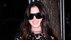 Η Αν Χάθαγουεϊ υιοθέτησε την naked dress αισθητική με ένα φόρεμα όλο μαύρη δαντέλα