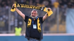 Ο περιχαρής Μάριος Ηλιόπουλος ύψωσε κασκόλ στη Νέα Φιλαδέλφεια μετά το θρίαμβο επί του ΠΑΟΚ