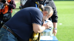 Ο Μάριος Ηλιόπουλος φίλησε την μπάλα πριν το ΑΕΚ - ΠΑΟΚ