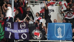 Σημαίες και πανό του Ηρακλή στην εξέδρα της Ράγιο Βαγιεκάνο στη Νέα Φιλαδέλφεια