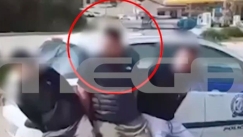 «Ο φόβος και ο τρόμος της Κεφαλονιάς»: Η στιγμή που ο 26χρονος αρσιβαρίστας σηκώνει περιπολικό με τα χέρια του (vid)