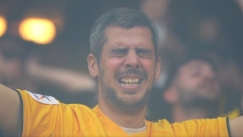 Δάκρυα χαράς: Οπαδός της ΑΕΚ βουρκώνει στο ματς με τον ΠΑΟΚ στη Νέα Φιλαδέλφεια