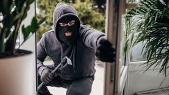 Ξεχάστε το σαλόνι: Αυτό είναι το πρώτο σημείο που στοχεύουν οι διαρρήκτες και οι «ασφαλείς» κρυψώνες που πρέπει να αποφύγετε