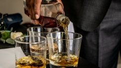 Ας βάλω ένα ποτό να χαλαρώσω»: Μήπως η βραδινή σου συνήθεια κρύβει κάτι άλλο;