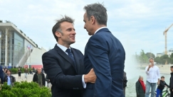 Ο Μακρόν αποχαιρέτησε τον Μητσοτάκη... με Πανούση και Ιωαννίδη: «Εγώ και εσύ μαζί»