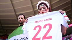 Ο αγώνας της ακτιβίστριας Μαριάμ Σοτζέι για ισότητα στα γήπεδα του Ιράν μέχρι τη σύλληψή της