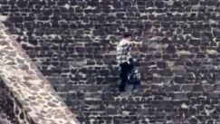 Μακελειό σε πυραμίδα του Μεξικού: Ένοπλος άνοιξε πυρ από την κορυφή - Καναδή τουρίστρια νεκρή (vid)