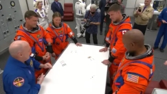 Γιατί οι αστροναύτες της Artemis II έπαιξαν χαρτιά πριν την εκτόξευση