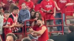 Δεν άφησε κανέναν φίλαθλο παραπονεμένο ο Πίτερς: Μοίρασε αυτόγραφα και έβγαλε φωτογραφίες με όλους πριν το Game 1