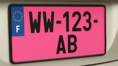 Ροζ πινακίδες στα αυτοκίνητα: Τι σημαίνουν και ποιους οδηγούς αφορούν