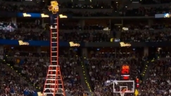 Η μασκότ του Ντένβερ, o περίφημος Rocky έβαλε το καλάθι της σεζόν πάνω σε σκάλες