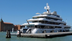 Σε δημοπρασία το κατασχεμένο super yacht «Royal Romance»: Πλωτό παλάτι αξίας 200 εκατ. δολαρίων